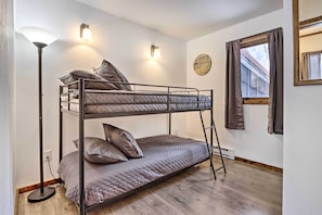 2 bedrooms, internet, bed sheets