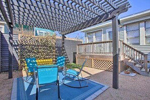 Outdoor dining - Walk to Restaurants: Getaway < 1 Mi to Seawall! (Galveston)