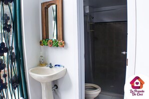 Chuveiro, toalhas de banho, papel higiênico
