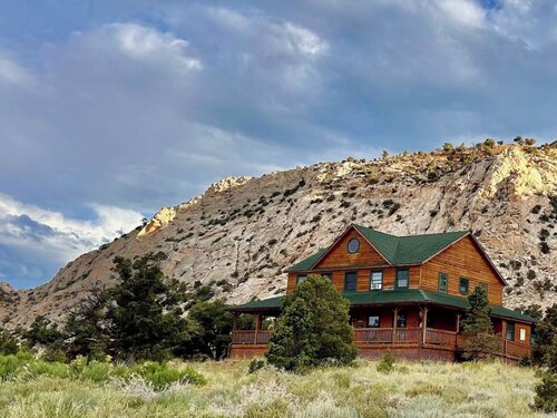 Five-bedroom lodge with wraparound deck minutes from Capitol Reef