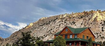 Five-bedroom lodge with wraparound deck minutes from Capitol Reef