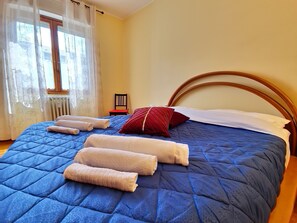 2 bedrooms, desk, iron/ironing board, travel crib