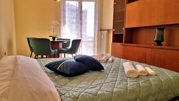 2 Schlafzimmer, Schreibtisch, Bügeleisen/Bügelbrett, Reisekinderbett