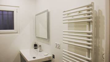 Sèche-cheveux, serviettes fournies, savon, papier toilette