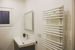 Assecador de cabells, tovalloles, sabó i paper higiènic 