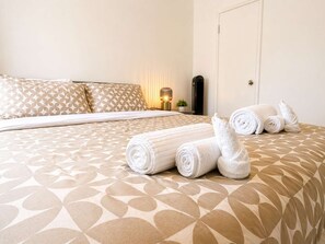 2 bedrooms, iron/ironing board, travel cot, free WiFi - Cozy 2BR, 1BA Retreat in Vibrant Vancouver (Vancouver)