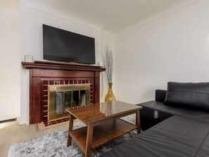 Smart TV, offices - Cozy 2BR/1BA Retreat in Vibrant Vancouver (Vancouver)