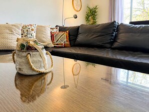 Smart TV, offices - Cozy 2BR, 1BA Retreat in Vibrant Vancouver (Vancouver)