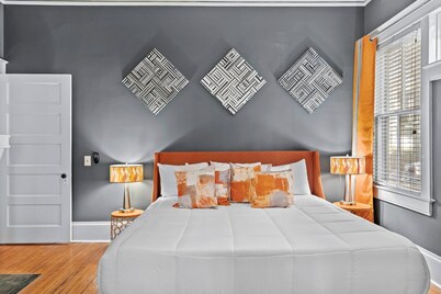 Showstopper 3 BD heart of downtown historic district. No cleaning fee!