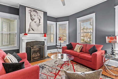 Showstopper 3 BD heart of downtown historic district. No cleaning fee!