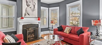 Showstopper 3 BD heart of downtown historic district. No cleaning fee!