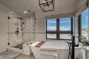 Bathtub, hair dryer, towels, toilet paper - Peaceful River - Lovely Oasis Along the Little Arkansas River! (Salida)