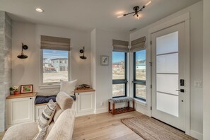 Smart TV, fireplace - Peaceful River - Lovely Oasis Along the Little Arkansas River! (Salida)