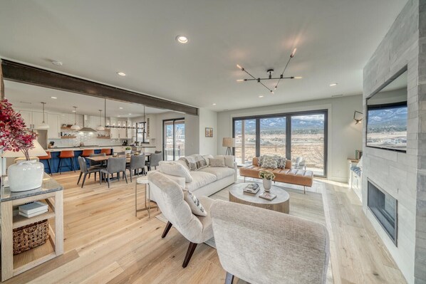 Smart TV, fireplace - Peaceful River - Lovely Oasis Along the Little Arkansas River! (Salida)