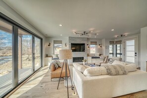 Smart TV, fireplace - Peaceful River - Lovely Oasis Along the Little Arkansas River! (Salida)