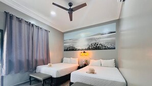 A hotel room with two beds, a ceiling fan, a painting on the wall, and a window with curtains. - Mi Tierra Aeropuerto Hotel y Restaurante (San Luis Talpa)