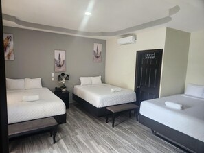 Habitación triple familiar | Ropa de cama de alta calidad, wifi gratis y ropa de cama 