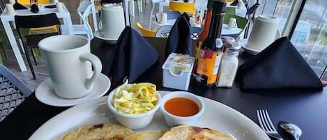 Petit déjeuner préparé à la commande compris tous les jours