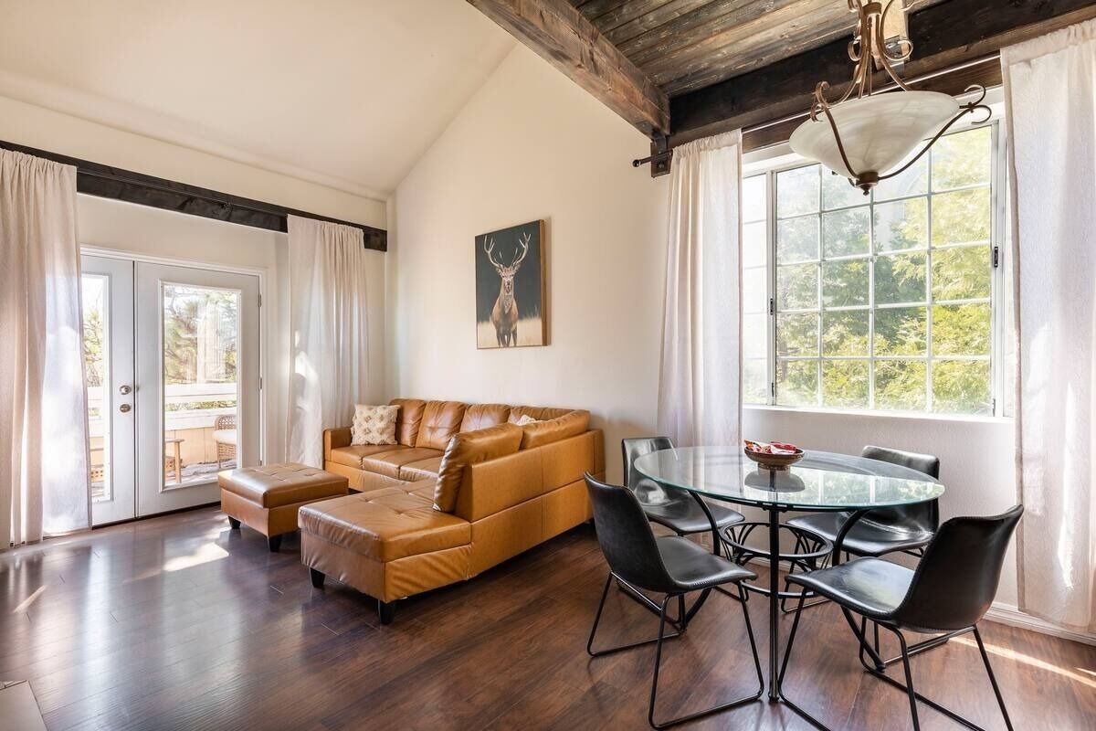 Cabin có tầm nhìn toàn cảnh | Khu phòng khách | TV 43-inch có truyền hình kỹ thuật số, lò sưởi 