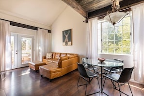 Panoramic-Ferienhütte | Wohnbereich | 43-Zoll-Fernseher mit Digitalempfang, Kamin
