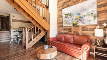 Cabaña básica | Área de sala de estar | Televisión de 43 pulgadas con canales digitales y chimenea