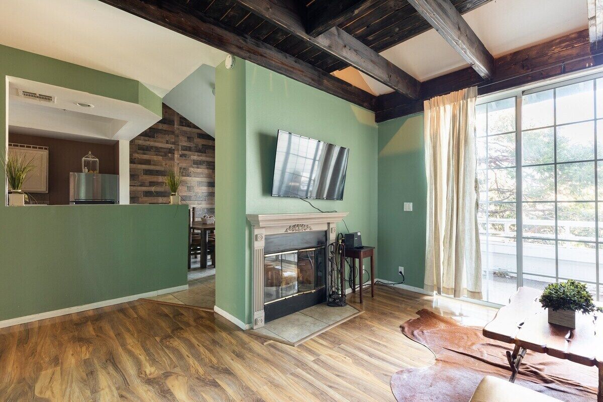 舒適小屋 | 起居區 | 43-吋電視、數位頻道、壁爐