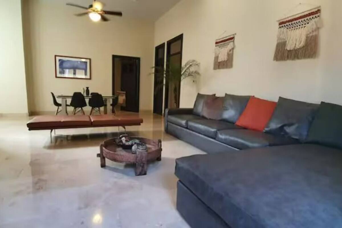 Condo Deluxe, 4 habitaciones | Área de sala de estar | Smart TV de 52 pulgadas con canales digitales y televisión