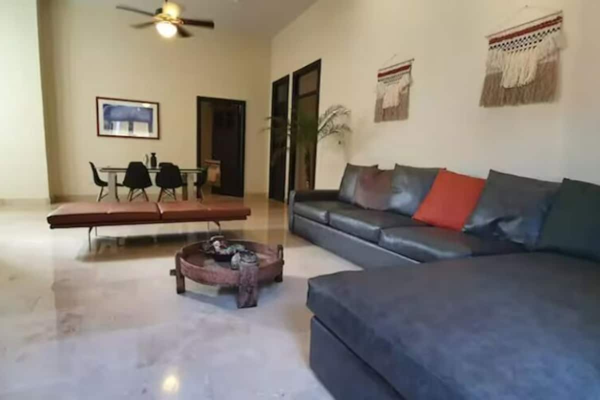 Deluxe Condo, 4 Bedrooms | Ruang tamu | 52 inci sebuah televisyen pintar dengan digital, TV, lantai dipanaskan