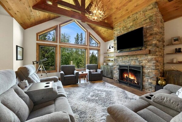 Smart TV y chimenea