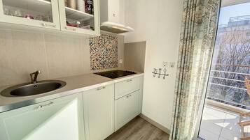 Frigorifero, microonde, forno, lavastoviglie