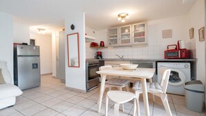 Coffee/tea maker, fridge, microwave, oven - Appartement with terrace, wifi, parking (Agde)