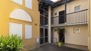 Exterior detail - Apt 4/6 ppl, sea view terrace, pool, parking (Agde)