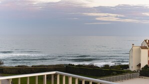 A coastal view with a building and a hedge in the foreground. - Studio 4 ppl, sea view balcony, pool, parking (Agde)