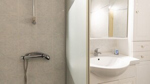Bathroom - Studio 4 ppl, sea view balcony, pool, parking (Agde)