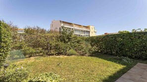 Property grounds - Flat 4 ppl, garden, beach at 200m, private parking (Agde)