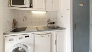 Réfrigérateur, four à micro-ondes, un four, lave-vaisselle