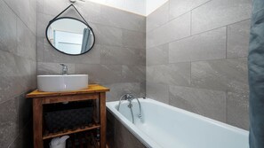 Bathtub - Bright apt 5 people, spacious terrace, parking (Agde)