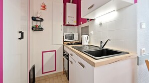Fridge, microwave, oven, coffee/tea maker - Bright apt 4 people, terrace, private parking (Agde)