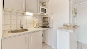 Fridge, microwave, oven, coffee/tea maker - Bright apt 4/6 ppl, terrace, outdoor pool, parking (Agde)