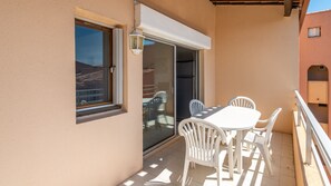 Outdoor dining - Bright apt 4/6 ppl, terrace, outdoor pool, parking (Agde)