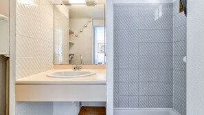 Shower - Bright apt 4/6 ppl, terrace, outdoor pool, parking (Agde)