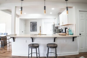 Fridge, microwave, oven, stovetop - Stunning Oasis - Attractions Nearby. 2 miles Old Town Alexandria (Alexandria)