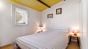 2 chambres, fer et planche à repasser