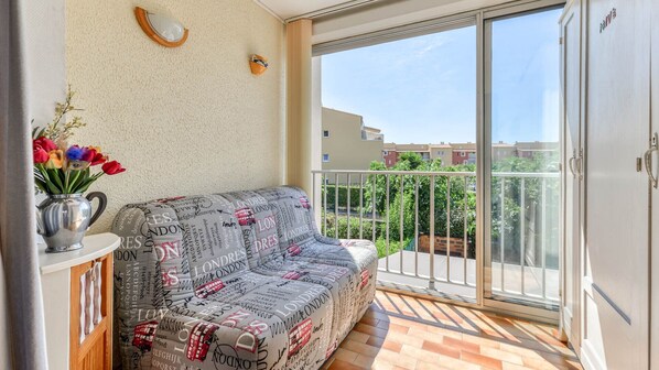 TV - Bright apartment 4/6 pers, terrace, free parking (Agde)