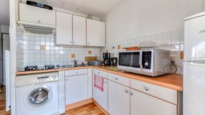 Kühlschrank, Mikrowelle, Wasserkocher mit Kaffee-/Teezubehör