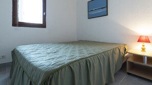 1 bedroom, iron/ironing board - Apt 4/6 ppl with garden, pool, beach at 200m (Agde)