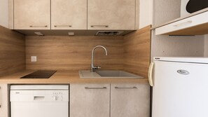 Fridge, microwave, oven, coffee/tea maker