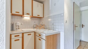 ثلاجة، ميكروويف، ماكينة لصنع القهوة/الشاي، مستلزمات طهي/أطباق/أوعية