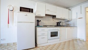 Fridge, microwave, oven, coffee/tea maker