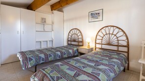 1 slaapkamer, een strijkplank/strijkijzer